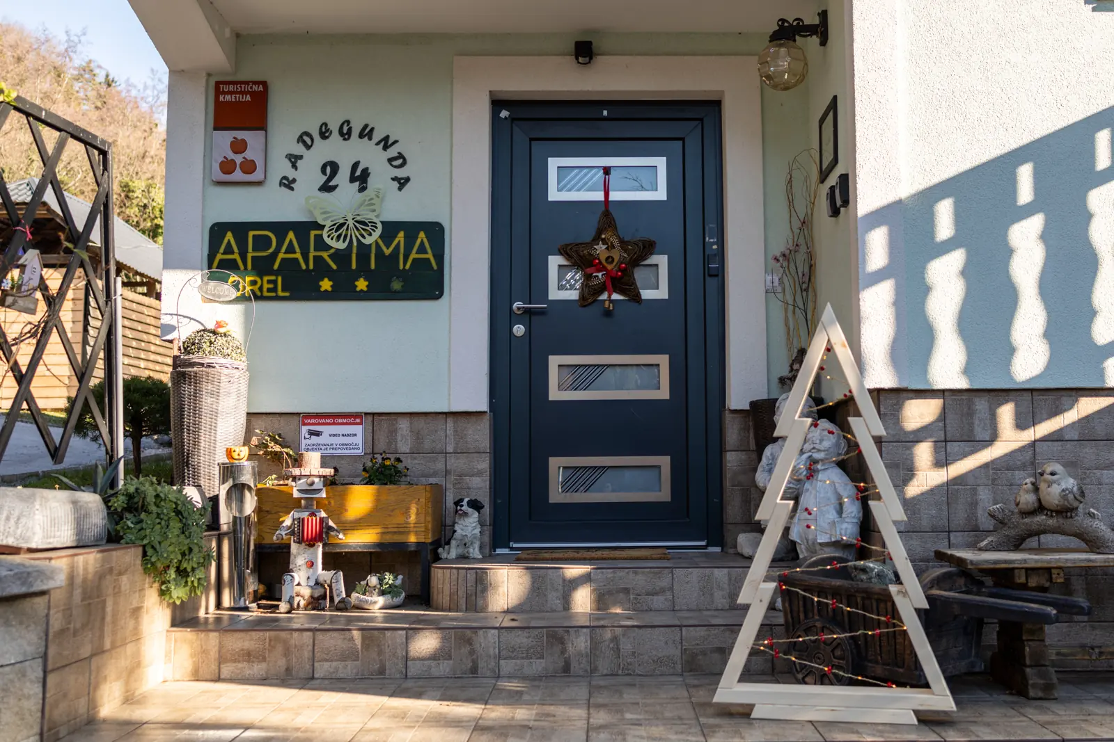 Vhod v Apartmaje Orel, Radegunda 24