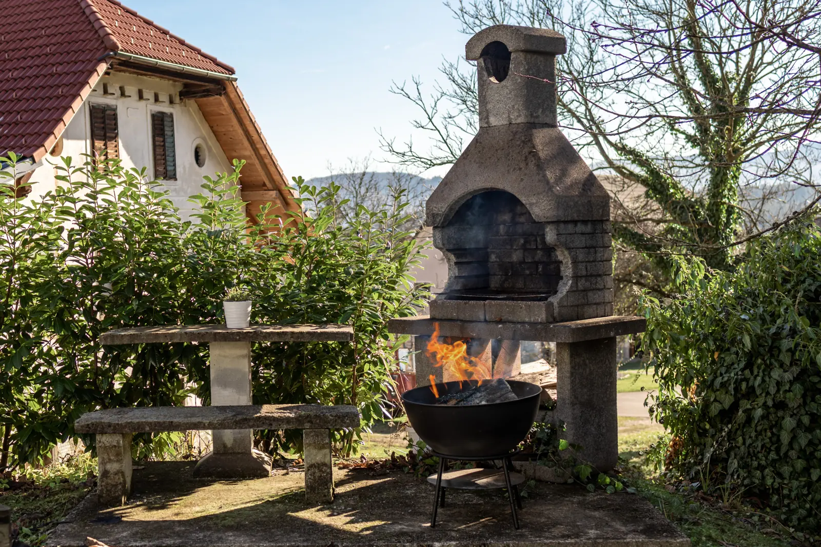 Vrt z žarom pri Apartmajih Orel